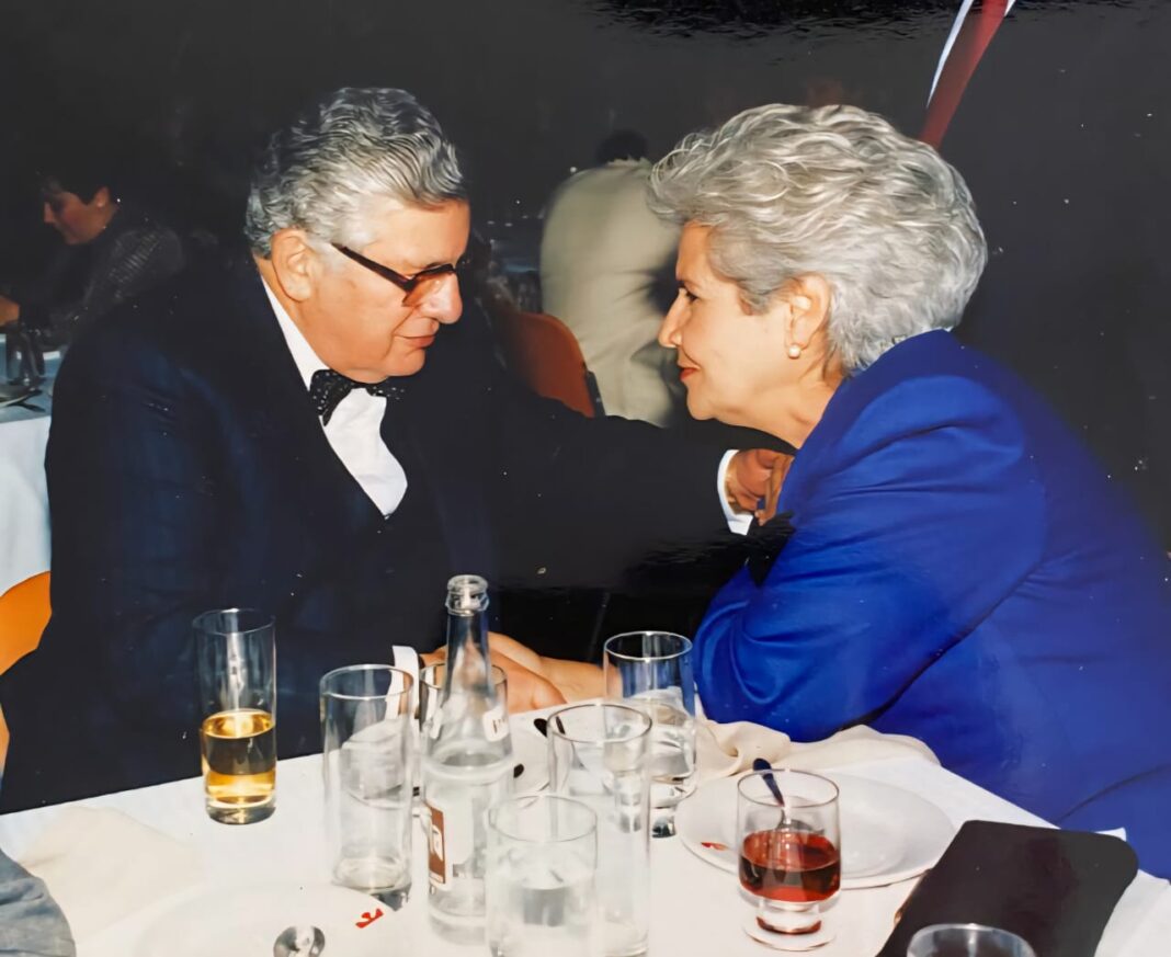 Doña Margoth Leongómez de Pizarro, madre de Carlos Pizarro, el entonces líder del M-19, lideró un homenaje al expresidente Julio césar Turbay a finales de 1989.  | Foto: Andrés González